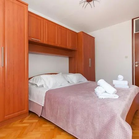 Seaview Flat In The Center Omis